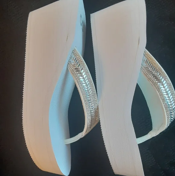 Elegant Gold and White Women's Sandals - Picture 4 of 8